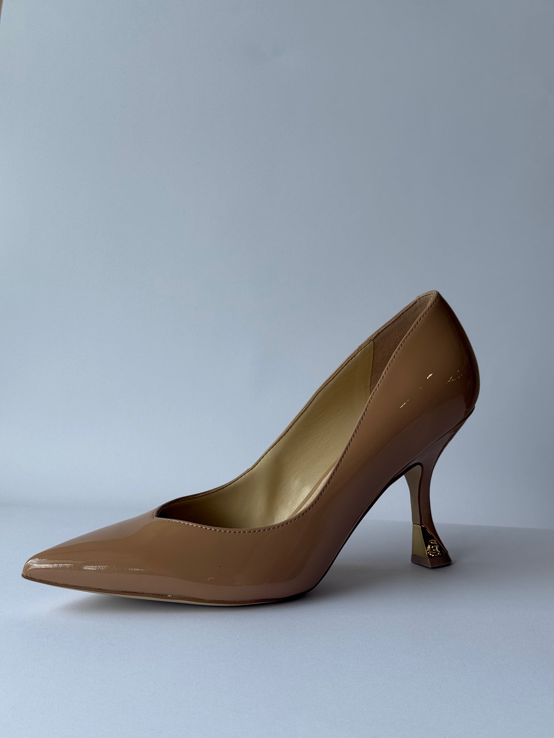 Sapato de Salto Alto Guess de cor Bege