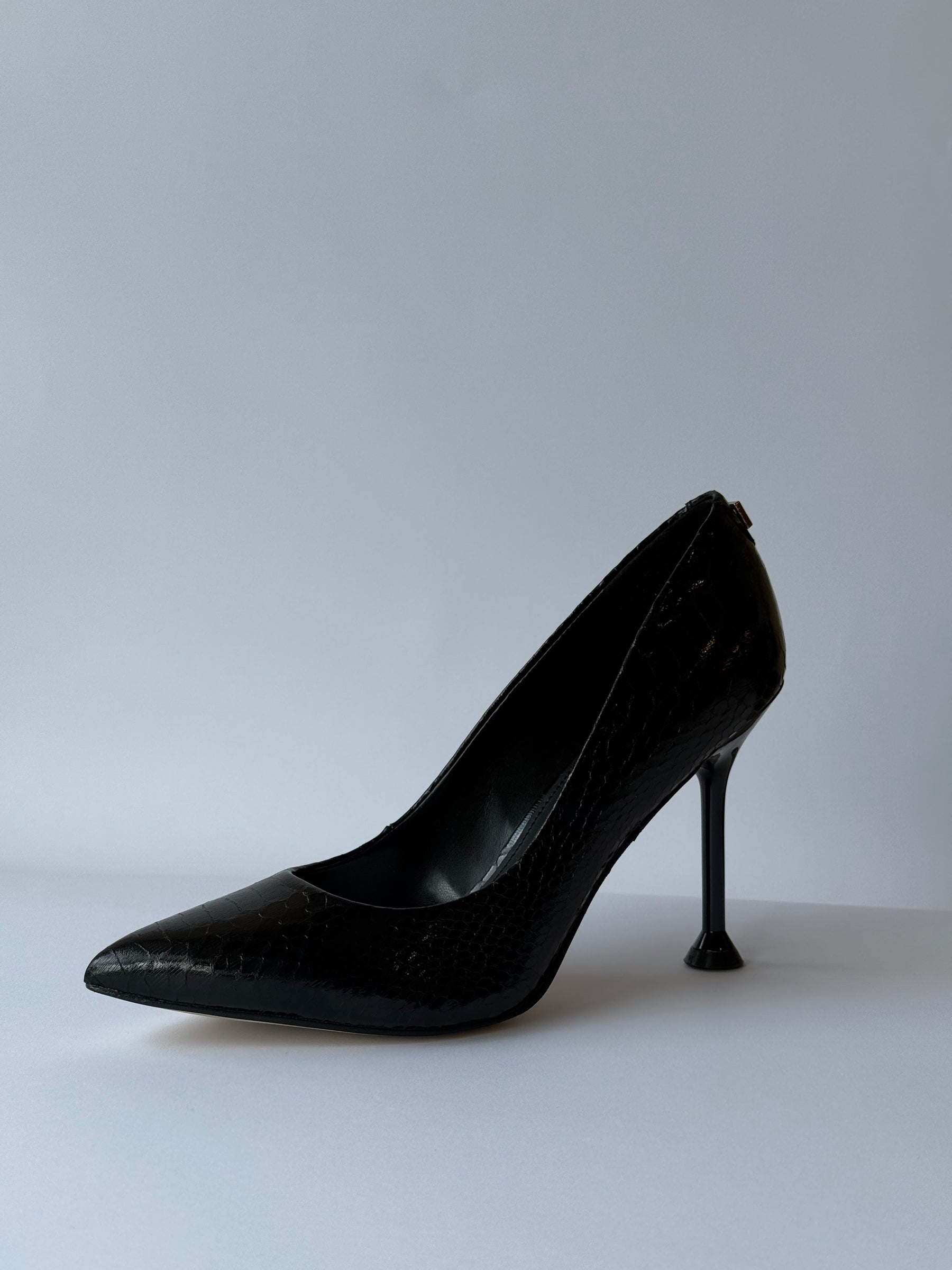 Sapato de Salto Alto Preto Guess
