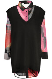 CAMISA COM LOGÓTIPO DESIGUAL MULHER PRETA