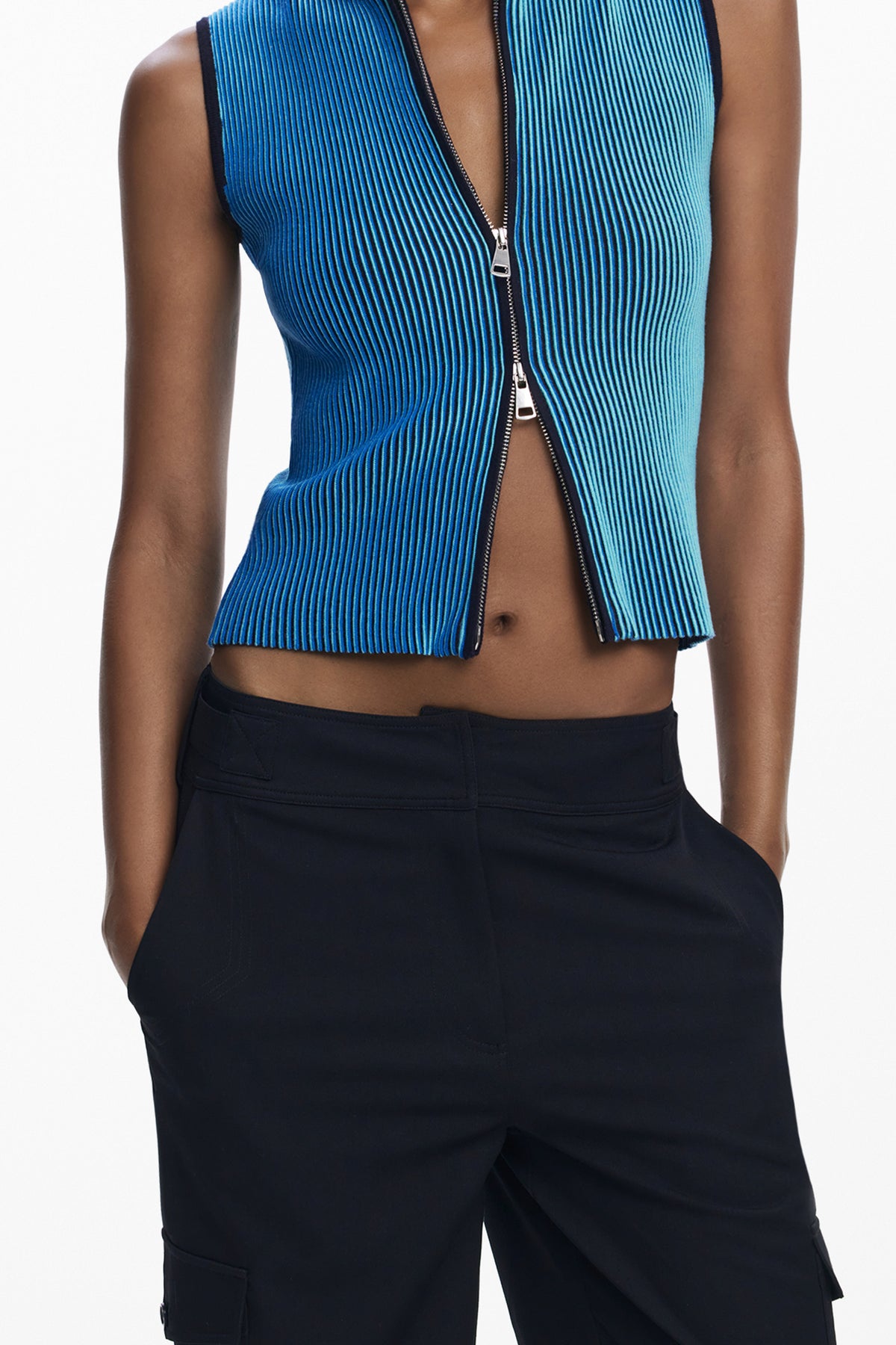 CALÇAS COM FECHO DESIGUAL MULHER PRETAS