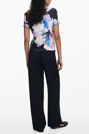 T-SHIRT COM LOGÓTIPO DESIGUAL MULHER PRETA