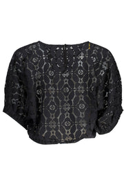 T-SHIRT COM LOGÓTIPO DESIGUAL MULHER PRETA