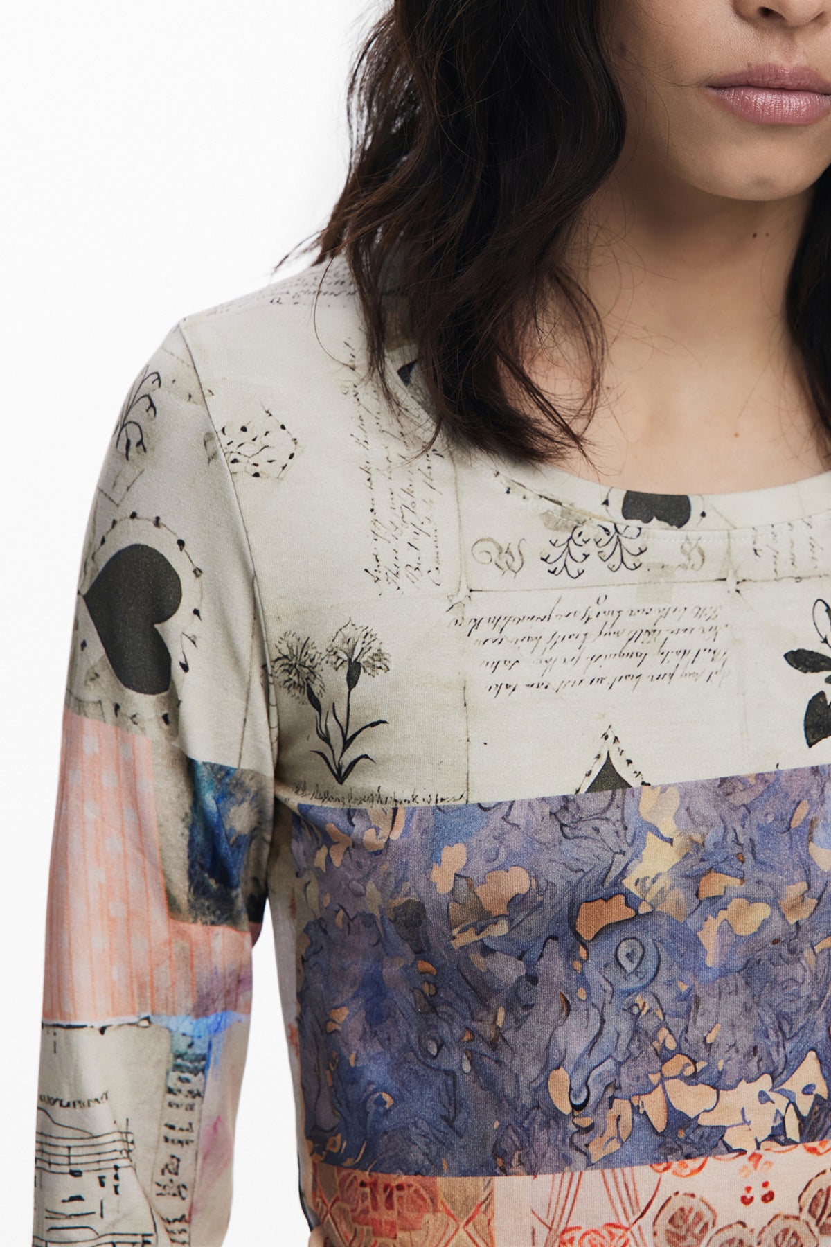 T-SHIRT COM LOGÓTIPO DESIGUAL MULHER BEGE