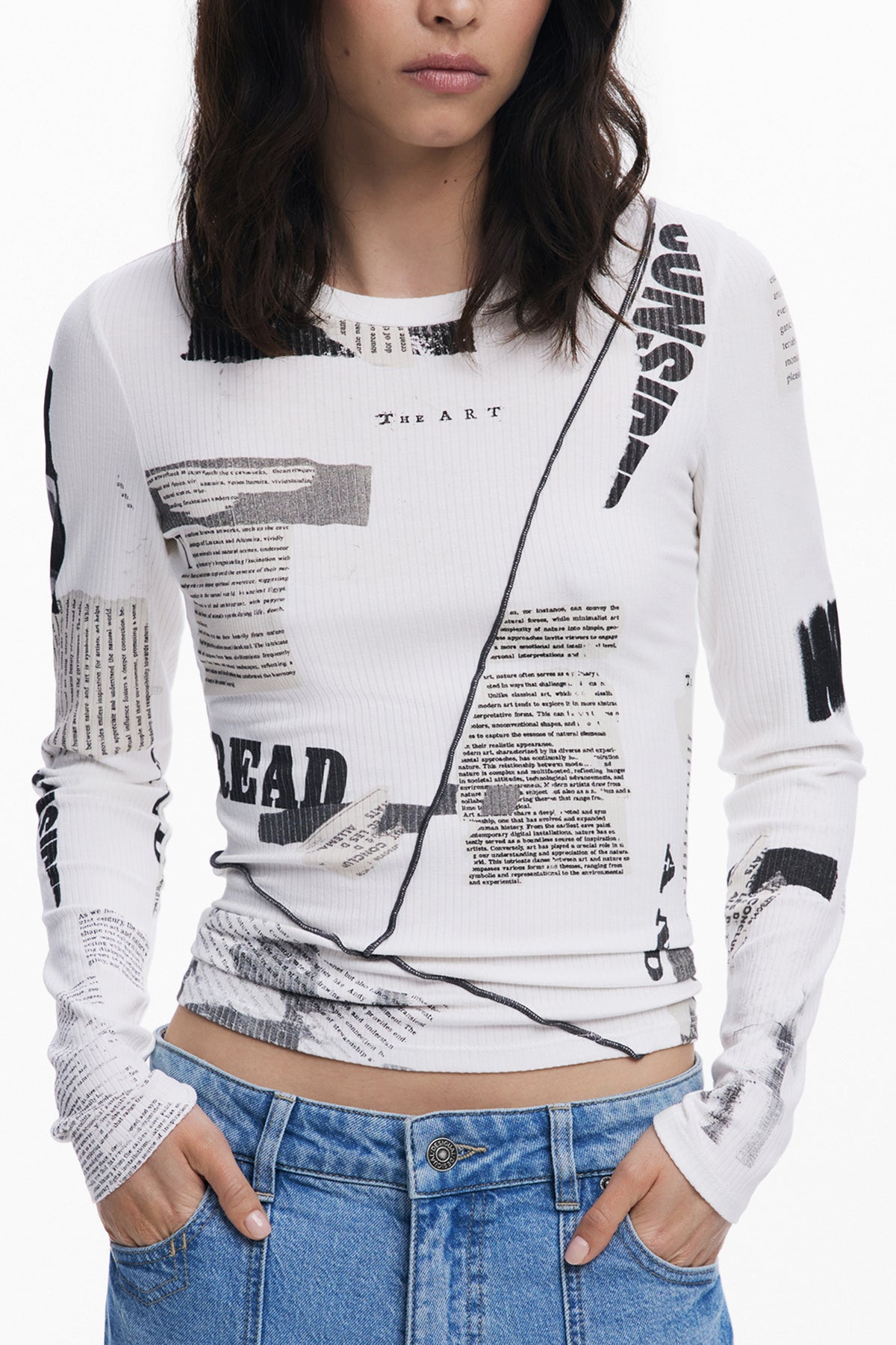 T-SHIRT COM LOGÓTIPO DESIGUAL MULHER BRANCA