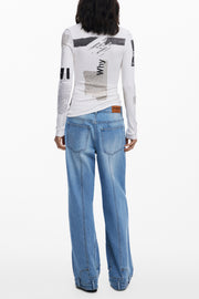 T-SHIRT COM LOGÓTIPO DESIGUAL MULHER BRANCA