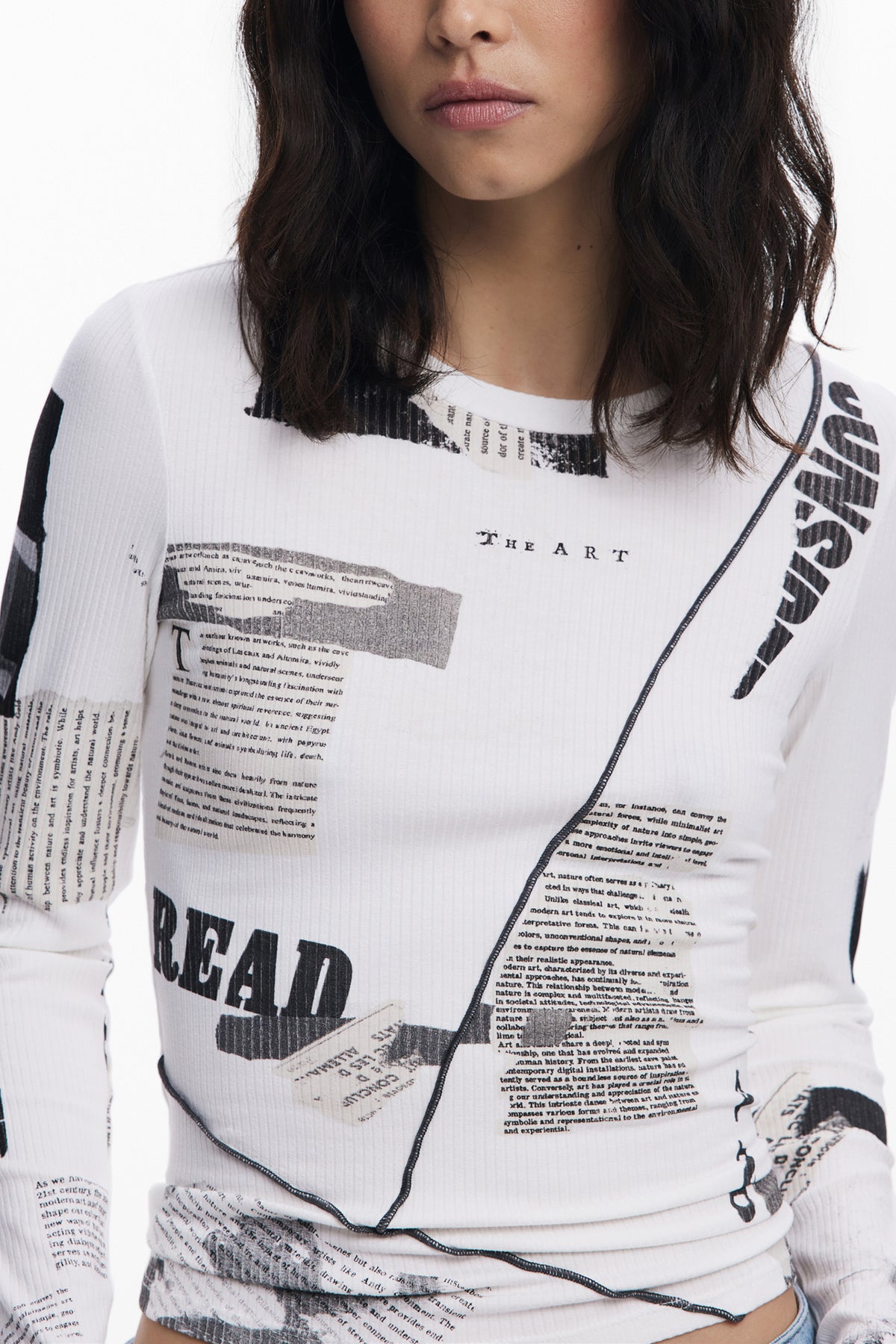 T-SHIRT COM LOGÓTIPO DESIGUAL MULHER BRANCA