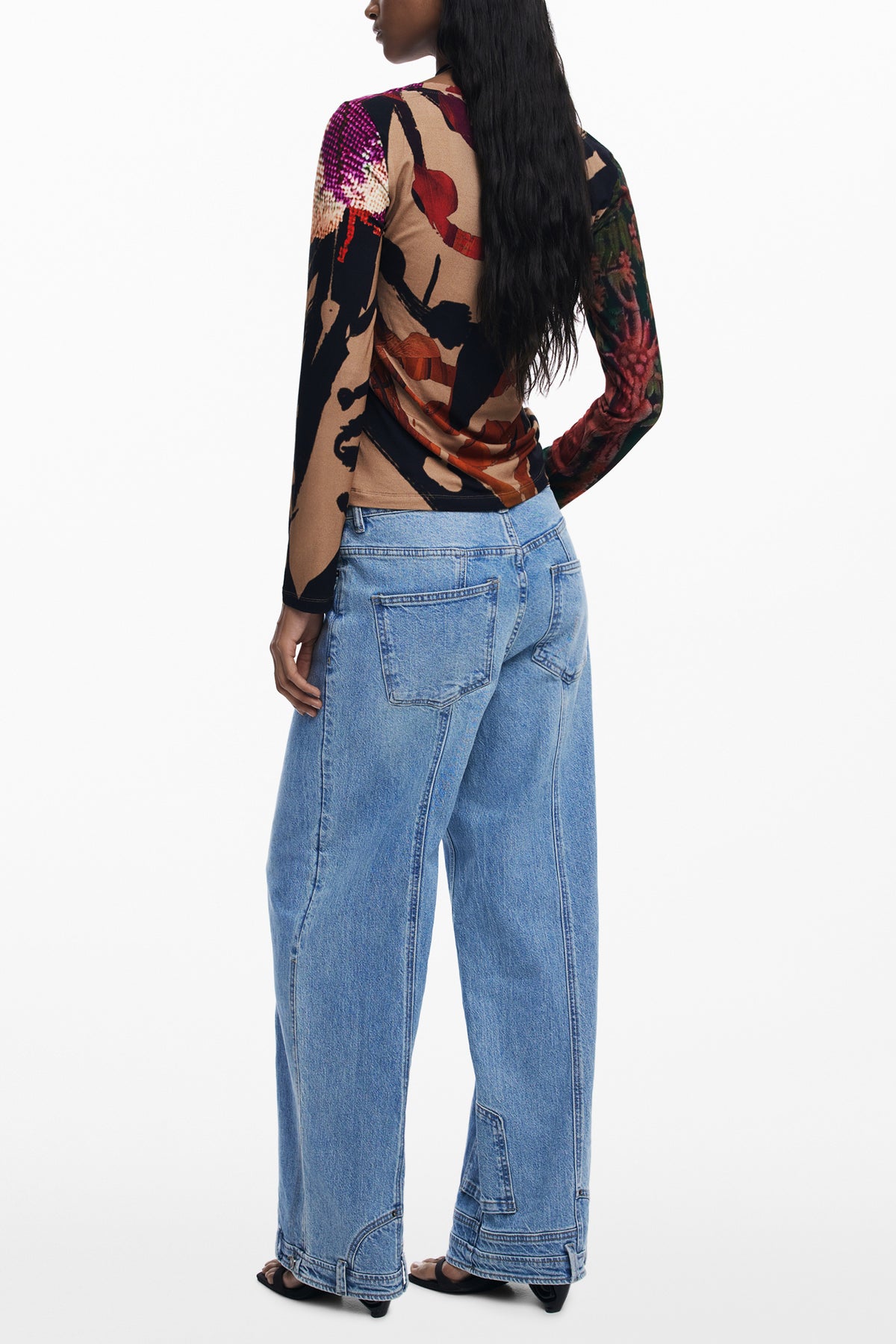 T-SHIRT COM LOGÓTIPO DESIGUAL MULHER CASTANHA