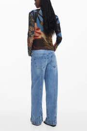 T-SHIRT COM LOGÓTIPO DESIGUAL MULHER PRETA