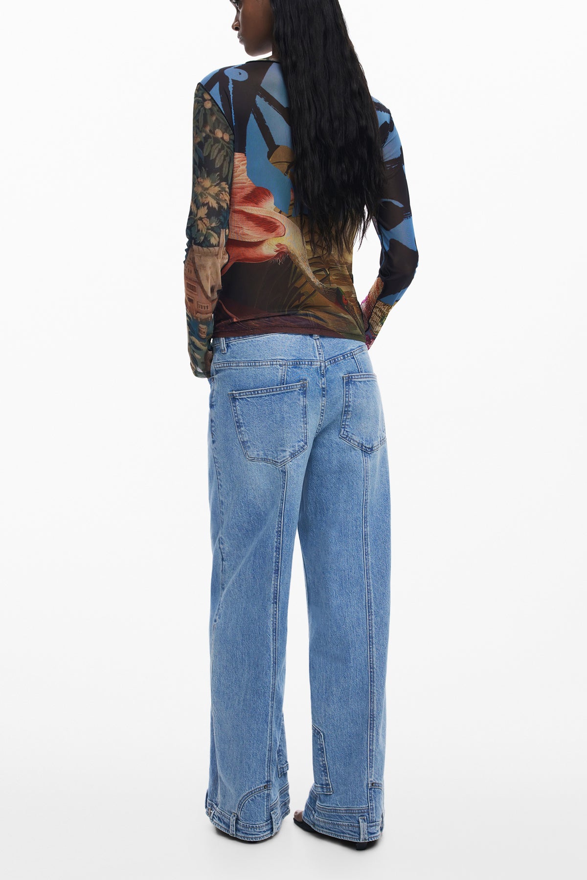 T-SHIRT COM LOGÓTIPO DESIGUAL MULHER PRETA