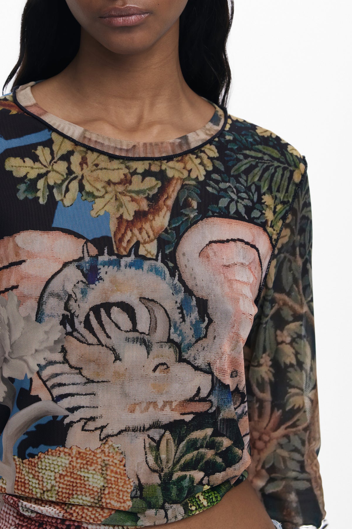 T-SHIRT COM LOGÓTIPO DESIGUAL MULHER PRETA