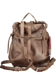 MOCHILA COM FECHO DESIGUAL MULHER CASTANHA