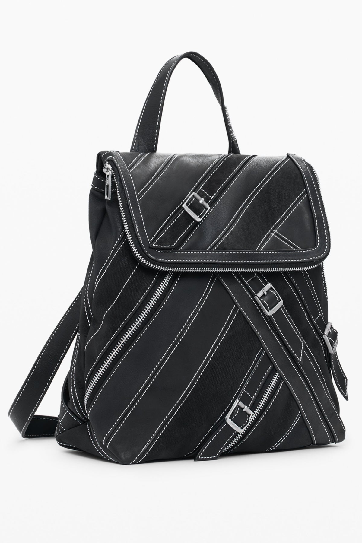 MOCHILA COM FECHO DESIGUAL MULHER PRETA