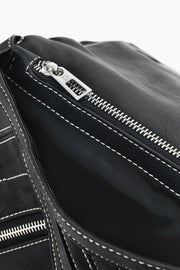 MOCHILA COM FECHO DESIGUAL MULHER PRETA