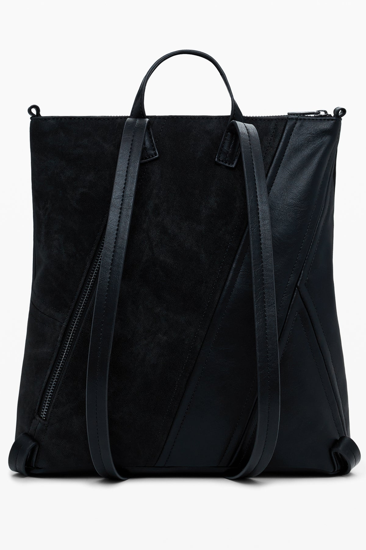 MOCHILA COM FECHO DESIGUAL MULHER PRETA